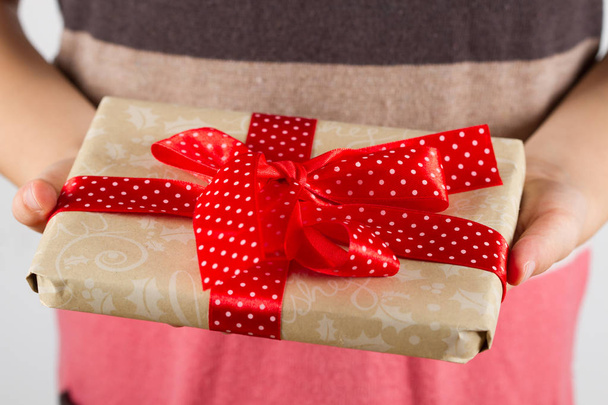 Give a present,gift box in hands girls - Foto, Bild