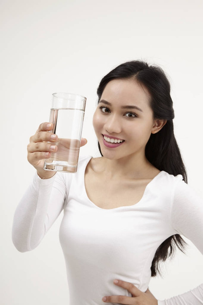 Maleis vrouw met een glas water - Foto, afbeelding