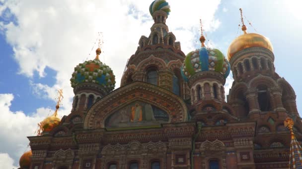 Kurtarıcı kan üzerinde bulutlu gökyüzü karşı kilisesidir. St. Petersburg. - Video, Çekim