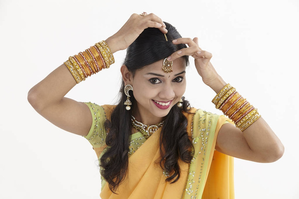 Portrait of a South Indian woman wearing jewelry and sari - Fotografie, Obrázek