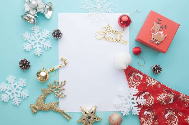 Colocação plana criativa de papel branco em branco para texto com Feliz Natal e conceito de Feliz Ano Novo na cor pastel azul
 - Foto, Imagem