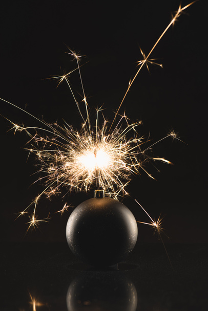 lähikuva polttava sparklerit joulun lelu eristetty musta
 - Valokuva, kuva