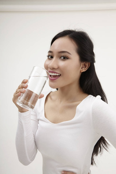 malay woman holding a glass of water - Фото, изображение