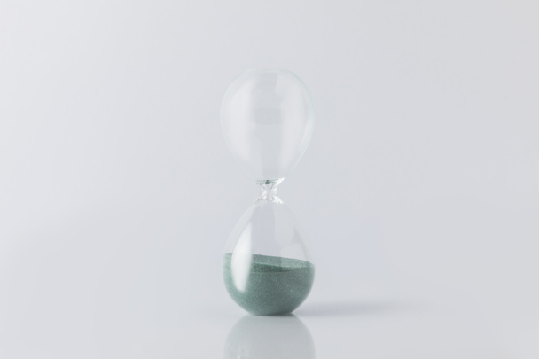 kum saati üzerinde beyaz izole görünümünü kapat - Fotoğraf, Görsel