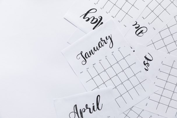 Ansicht von Kalenderteilen aus Papier isoliert auf weiß - Foto, Bild