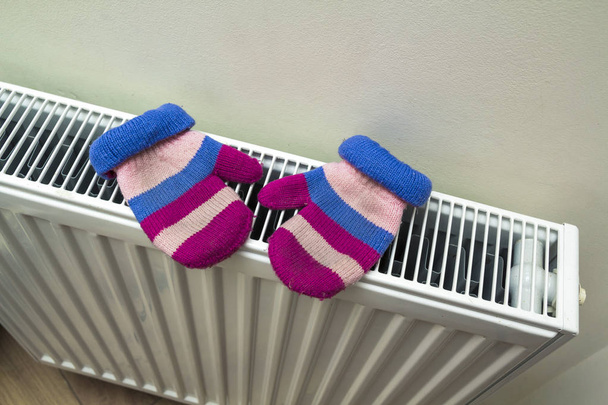 Dětské teplé ruky pletené pruhované vlněné rukavice sušení na hea - Fotografie, Obrázek