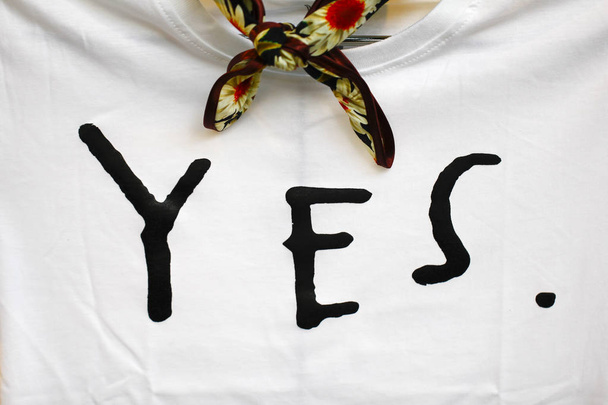 タイポグラフィや象徴的な"Yes"を表示する T シャツ。everyt に yes と言う - 写真・画像