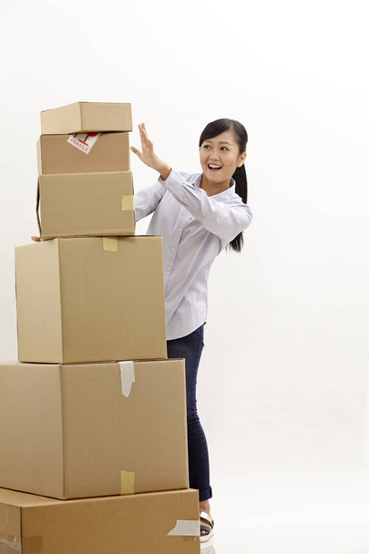 femme asiatique avec pile de boîtes sur le fond blanc
 - Photo, image