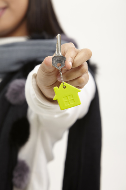 lähikuva nainen pitelee talon muoto avaimenperä
 - Valokuva, kuva