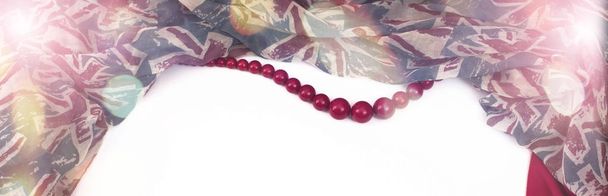 Foulard drapé féminin bannière et perles rouges
. - Photo, image