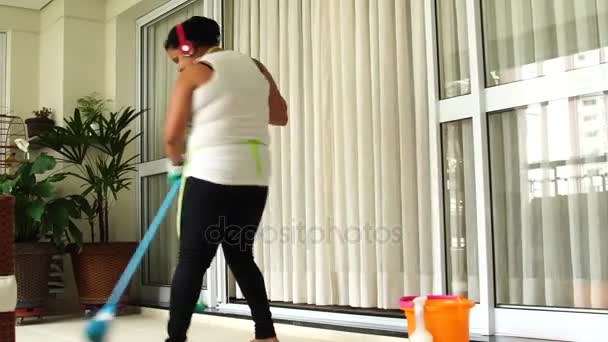 Vicces házvezetőnő, tánc és a szórakozás a seprű - Felvétel, videó