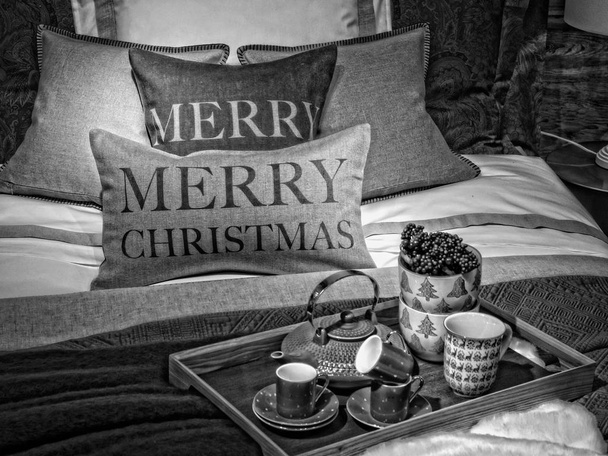 Χριστουγεννιάτικη διακόσμηση ενός κρεβατιού - Φωτογραφία, εικόνα