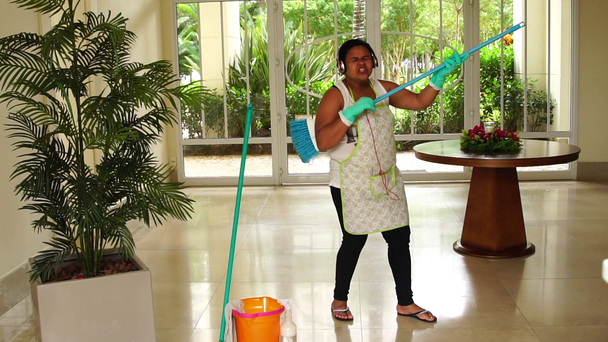 Grappige huishoudster dansen en plezier met bezem - Video