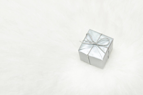Coffret cadeau argenté sur fond blanc, espace de copie
 - Photo, image