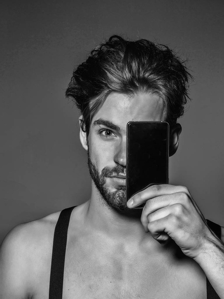 Handsome man with smartphone - Valokuva, kuva