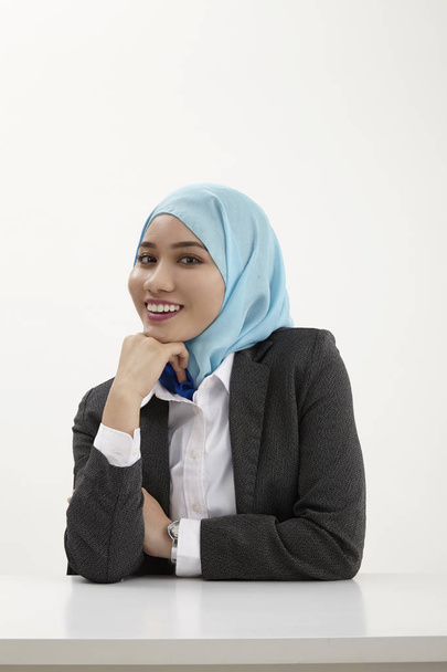 malay businesswoman with tudung sitting with confident - Foto, Imagen