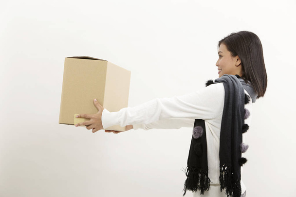 asian woman holding brown cardboard box - Фото, изображение