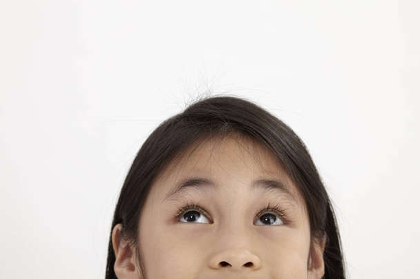 close up of the litlle girl looking upward - 写真・画像