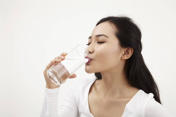 malay woman holding a glass of water - Zdjęcie, obraz