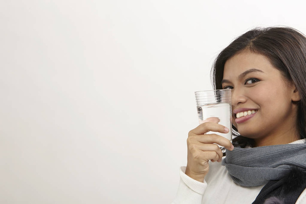 malay woman holding a glass of water - Zdjęcie, obraz