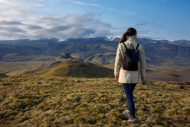 Giovane donna in montagna, sola con la natura
 - Foto, immagini