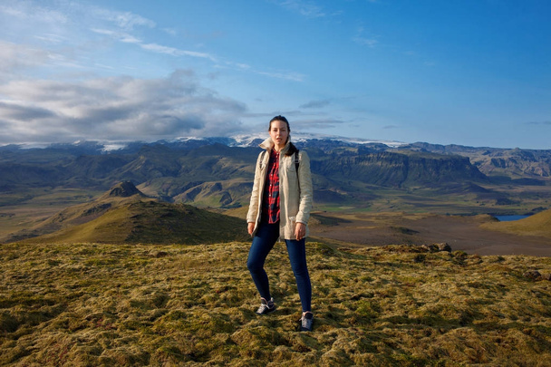 Attractive girl tourist on background of mountain landscape - Fotoğraf, Görsel