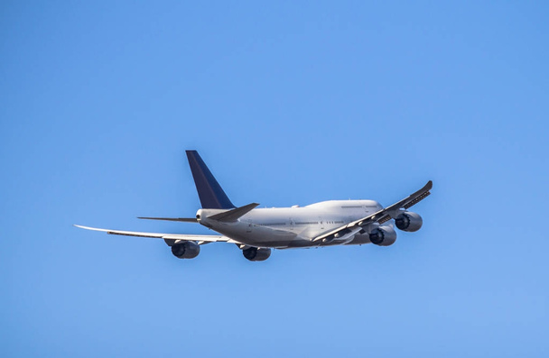 Взлет пассажирского самолета
 - Фото, изображение
