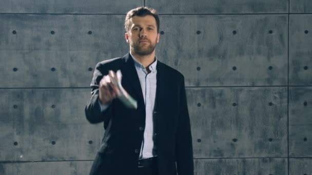 Άνθρωπος με επίσημο κοστούμι πιάνει δέσμη των χρημάτων - Πλάνα, βίντεο