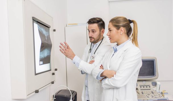 Doctors examining an x-ray of the patient - Φωτογραφία, εικόνα