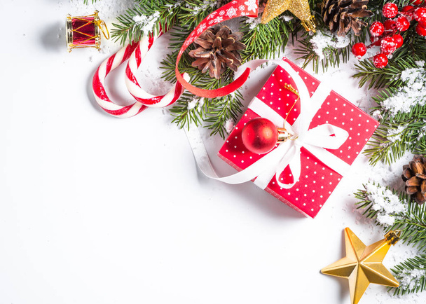 Рождественский фон с подарками и украшениями на белом
. - Фото, изображение