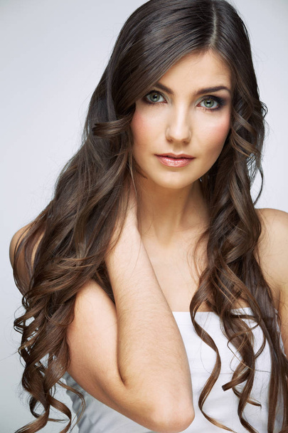 Portret van het gezicht van jonge brunette vrouwelijke model met lange haren  - Foto, afbeelding