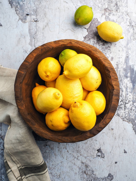 citroenen en limoenen in kom - Foto, afbeelding