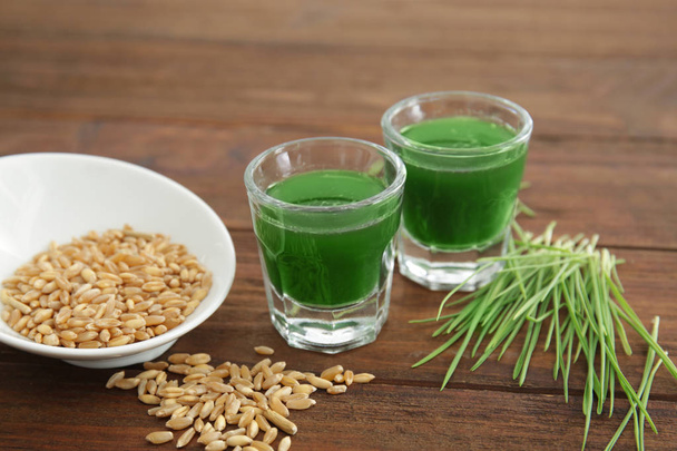 Shots of wheat grass juice and seeds  - Foto, Imagem