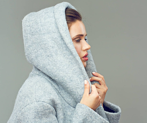 woman wearing gray coat with big hood  - Foto, Bild