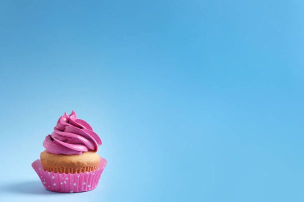 Delicious cupcake on color background - 写真・画像