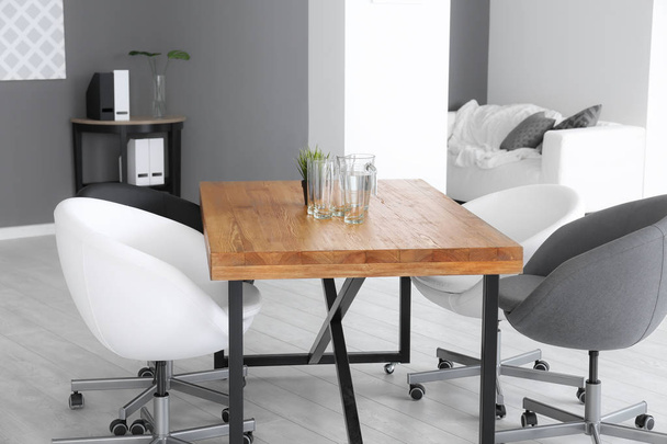 Moderni toimisto sisustus puinen pöytä ja nojatuolit
 - Valokuva, kuva