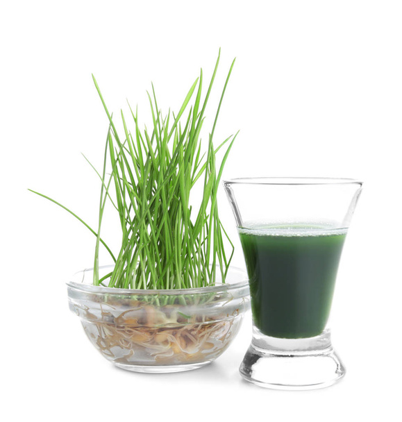 hierba de trigo y chupito de jugo saludable
 - Foto, imagen
