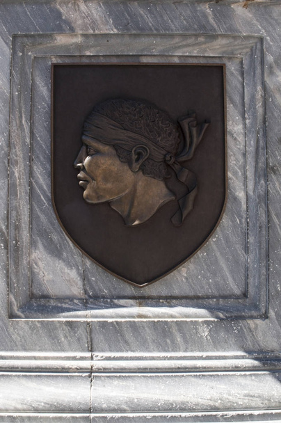 コルシカ島、2017/08/31: コルテ、オートクチュール、コルシカの村の大理石に刻まれた彼の目し、背中、1755 年に採択されたコルシカの旗の記号で結ばれた上記のバンダナを身に着けているムーア人の頭 - 写真・画像