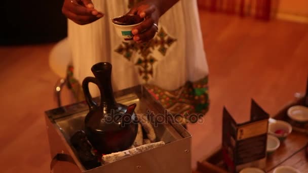 Ethiopische koffie brouwen - Video