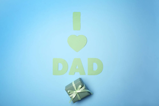 Composition with phrase I LOVE DAD and gift for Father's Day on color background - Foto, immagini