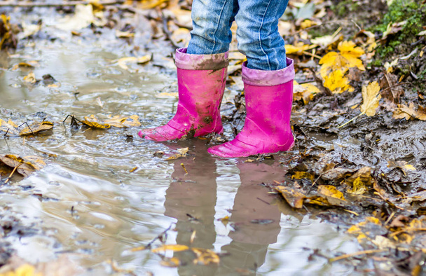 Little girl with pink wellys in the puddle - Fotoğraf, Görsel