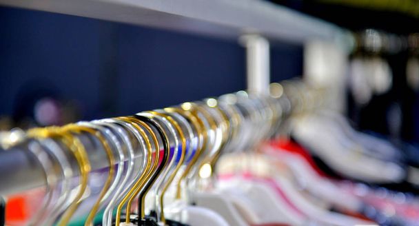 roupas penduradas em um rack de roupas em boutiquea
 - Foto, Imagem