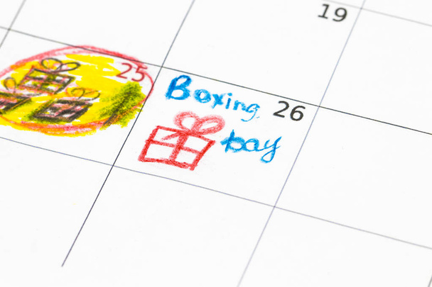 Geschenkschachteln und Kalenderliste auf Holztisch. Boxtag-Konzept - Foto, Bild