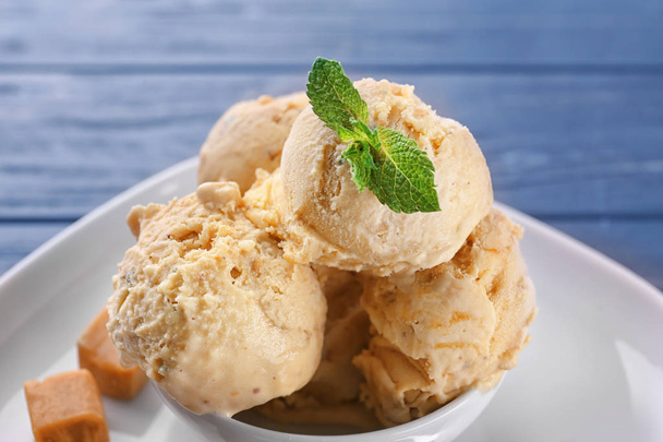 Delicious ice cream with caramel - Fotografie, Obrázek