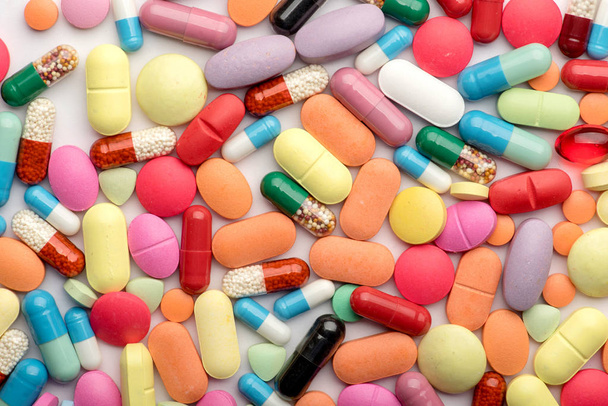 Pilules multicolores sur fond blanc. - Photo, image