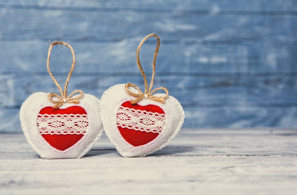 Liebe Herzen auf Holz Textur Hintergrund. Valentinstag Kartenkonzept. Ein Herz für den Valentinstag - Foto, Bild