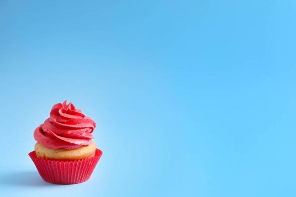 Delicious cupcake on color background - 写真・画像