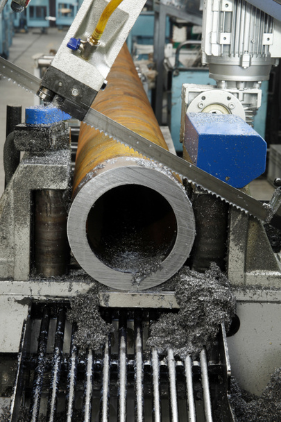 metal cutting saw in factory  - Foto, Bild