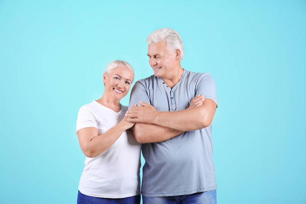 Ouder paar tegen een achtergrond met kleur - Foto, afbeelding