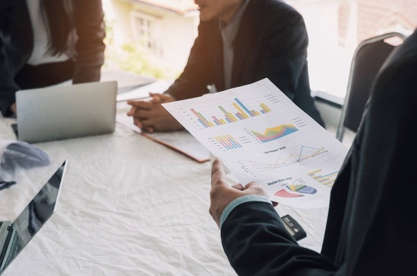 プロジェクト マネージャーを示すと財務報告会議室オフィス セミナー、チームワーク、会社の成功とビジネス成長の概念、ヴィンテージ色のトーンの成長図を提示 - 写真・画像